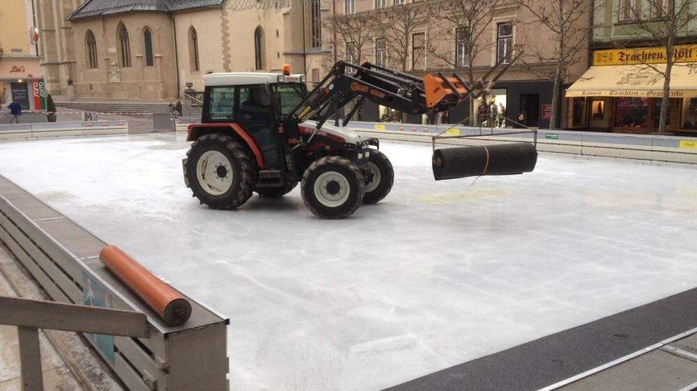 Seit heute wird der Eislaufplatz vor dem Rathaus abgebaut