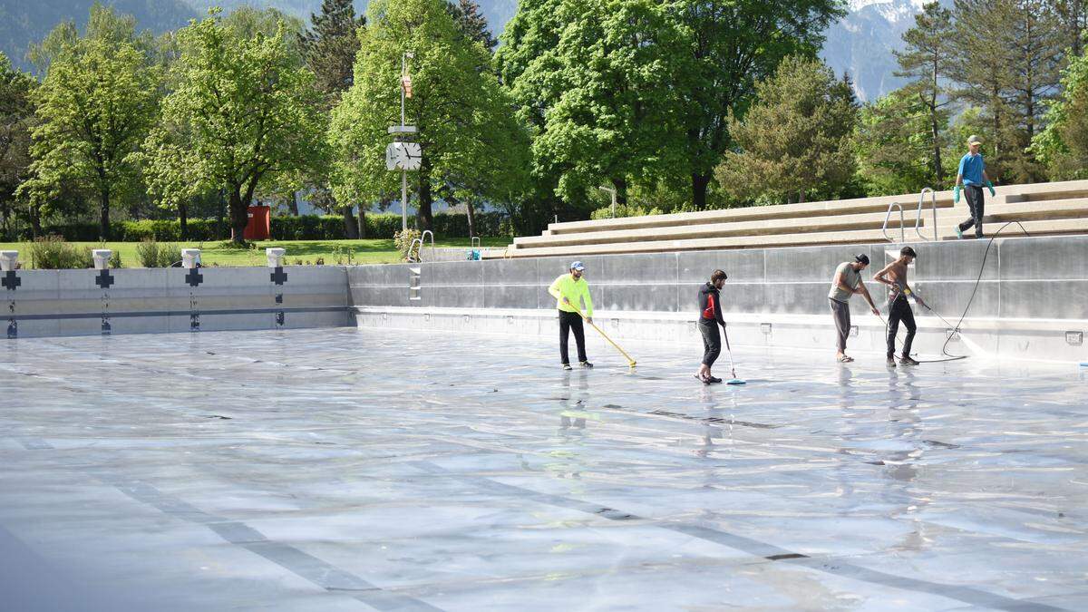 Ohne der Hilfe von couragierten Flüchtlingen bei den finalen Reinigungsarbeiten wäre die Aufnahme des Sommerbetriebs in Lienz undenkbar