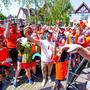 An dieses Bild muss man sich als Österreicher erst gewöhnen: Marcel Hirscher inmitten von niederländischen Fans