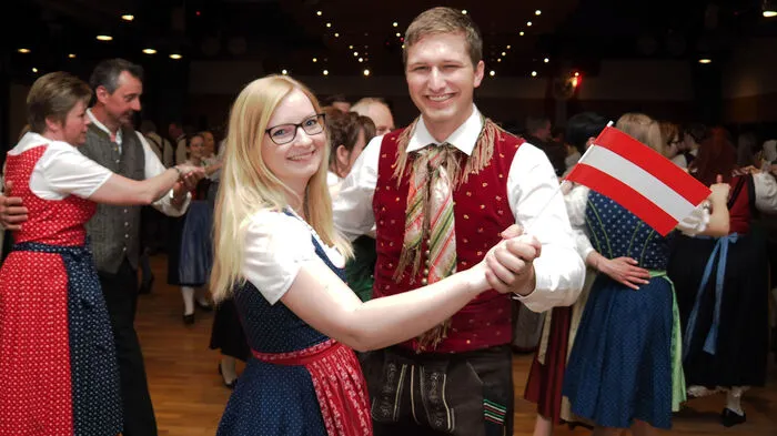 Beim 64. Kärntner Volkstanzfest tanzten die Mitglieder der Arbeitsgemeinschaft ARGE Volkstanz Kärnten Samstagabend im Pörtschacher Congress-Center. 