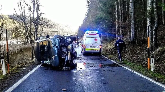 Der Pickup kam auf der Fahrbahn zum Liegen