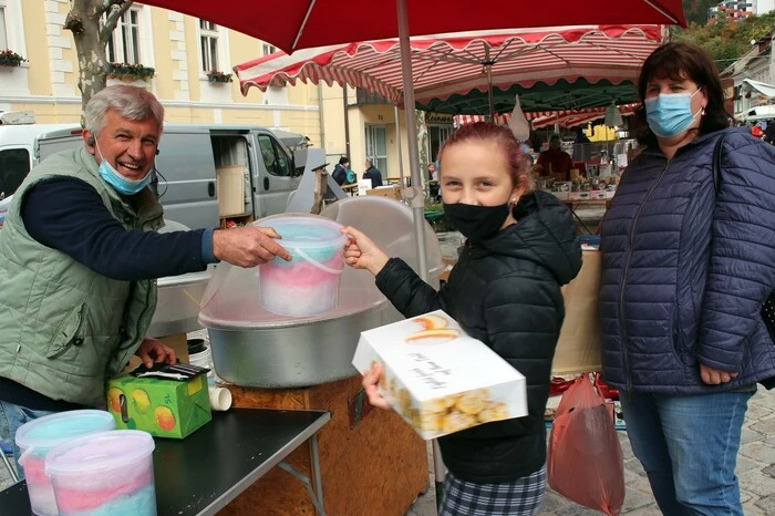 ... Es muss stets eine Maske getragen werden und zu haushaltsfremden Personen ist ein Mindestabstand von einem Meter einzuhalten.