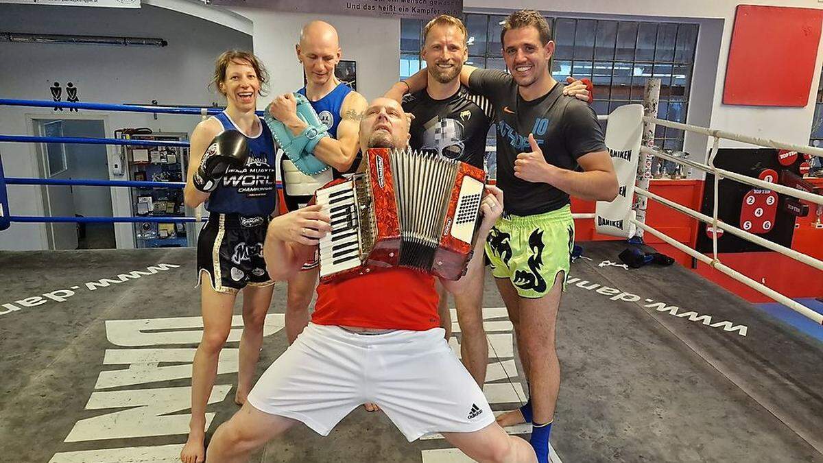 Gerhard Schutti (Mitte) beim Videodreh mit den Mitgliedern vom KSF Gym in Leoben