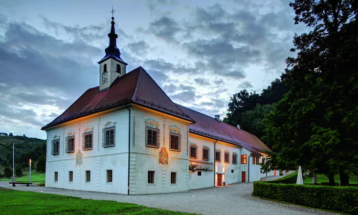 Im Rahmen einer Weinverkostung kann man auch das 450 Jahre alte Schloss Jaringhof besichtigen