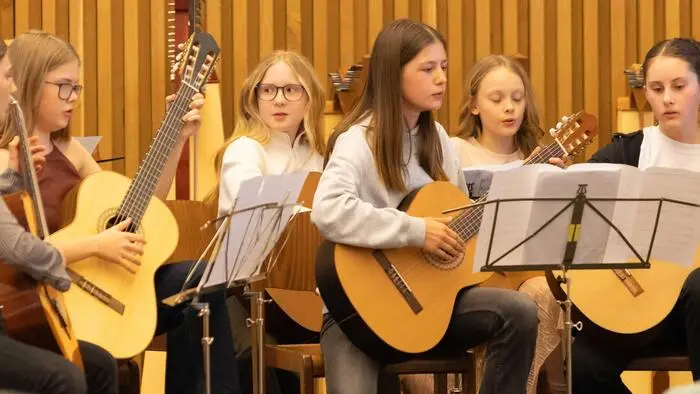 Am Samstag, den 28. März, lud die Musikschule der Stadt Hartberg zu einem stimmungsvollen Gitarren- und Harfenkonzert in den festlichen Rittersaal von Schloss Hartberg ein.