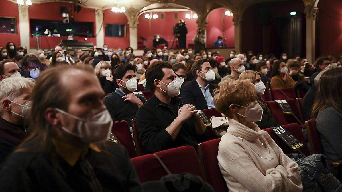 Den Auftakt des Pilotprojekts hatte das Berliner Ensemble am Freitagabend mit einer Vorstellung von &quot;Panikherz&quot; gemacht