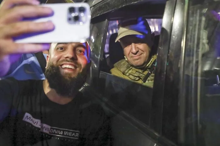 Prigoschin posiert in Rostow am Don mit einem Bewohner für ein Selfie. 