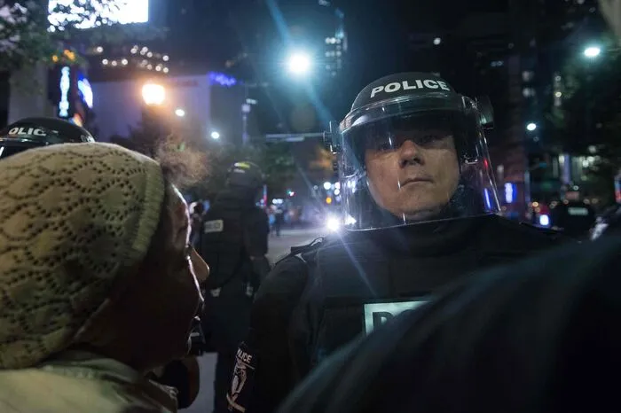 Dabei kam es auch zu Ausschreitungen. Die Polizei setzte Tränengas gegen Demonstranten ein. Diese wiederum bewarfen die Polizisten mit Steinen, schlugen auf Scheiben von Polizeifahrzeugen ein und kletterten auf Autos.