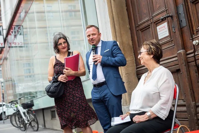 In der Lagergasse 89 - und damit in der Nähe der Synagoge - wohnten die später ermordeten Großeltern Aron und Chane Schkolnik. Die dort lebenden (Schwieger-) Kinder / Enkelkinder überlebten: Helene (geb. Schkolnik) und Jakob Schreier sowie Sohn Erich; Margarete (geb. Schkolnik) und Asriel Sigmund Silber sowie Töchter Erika und Gertrud (lebt heute in den USA).