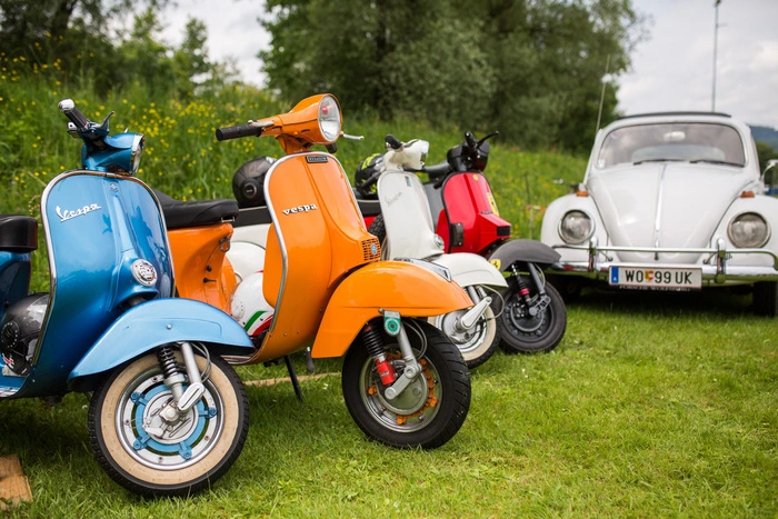Am Sportplatz gab es eine Vielzahl an Oldtimern, von Traktoren über Autos bis Motorräder und Standmotoren, zu sehen.