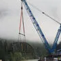 151 Tonnen wog die alte Gailbrücke. Ein Spezialkran hob das Tragwerk herunter und setzte die neue Konstruktion auf.
