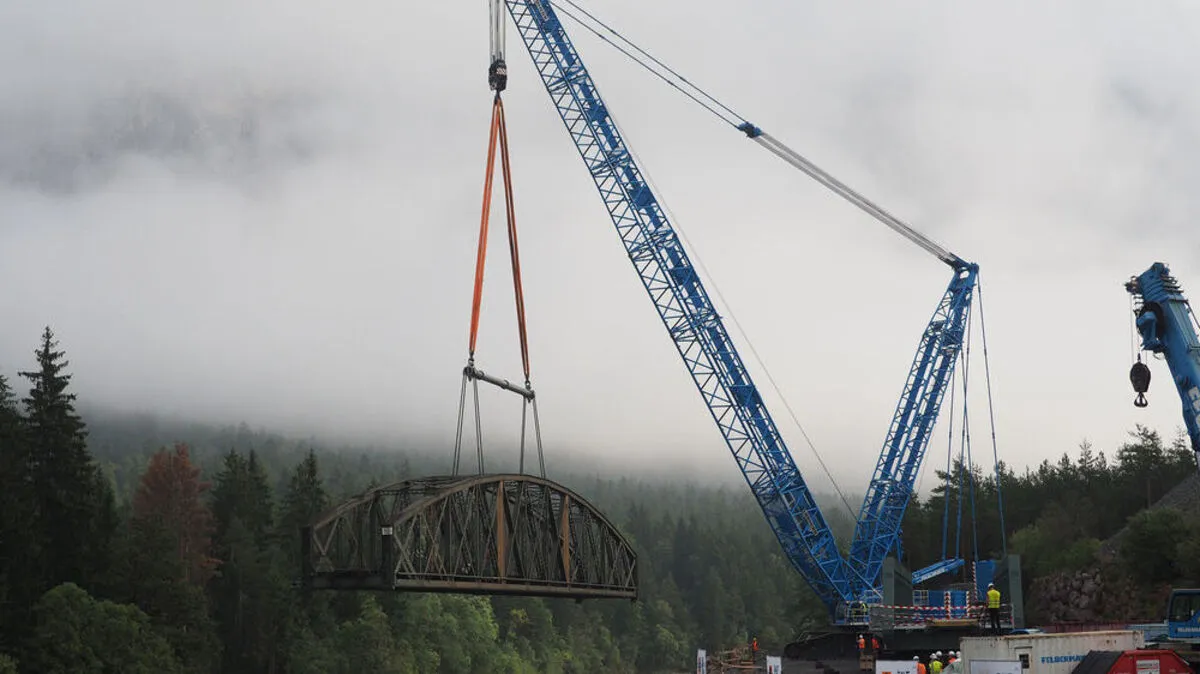 151 Tonnen wog die alte Gailbrücke. Ein Spezialkran hob das Tragwerk herunter und setzte die neue Konstruktion auf.