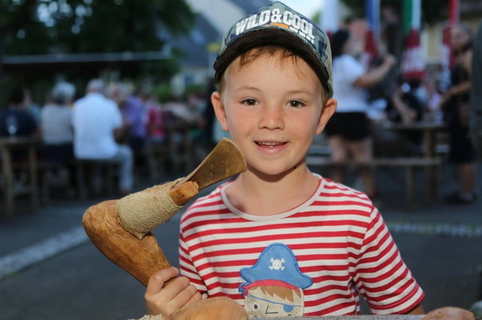 Der kleine Florian war von den Nachbildungen bronzezeitlichen Werkzeugs fasziniert.