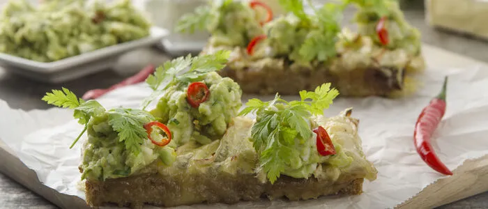 Geschmolzener Käse und Avocado auf Bauernbrot