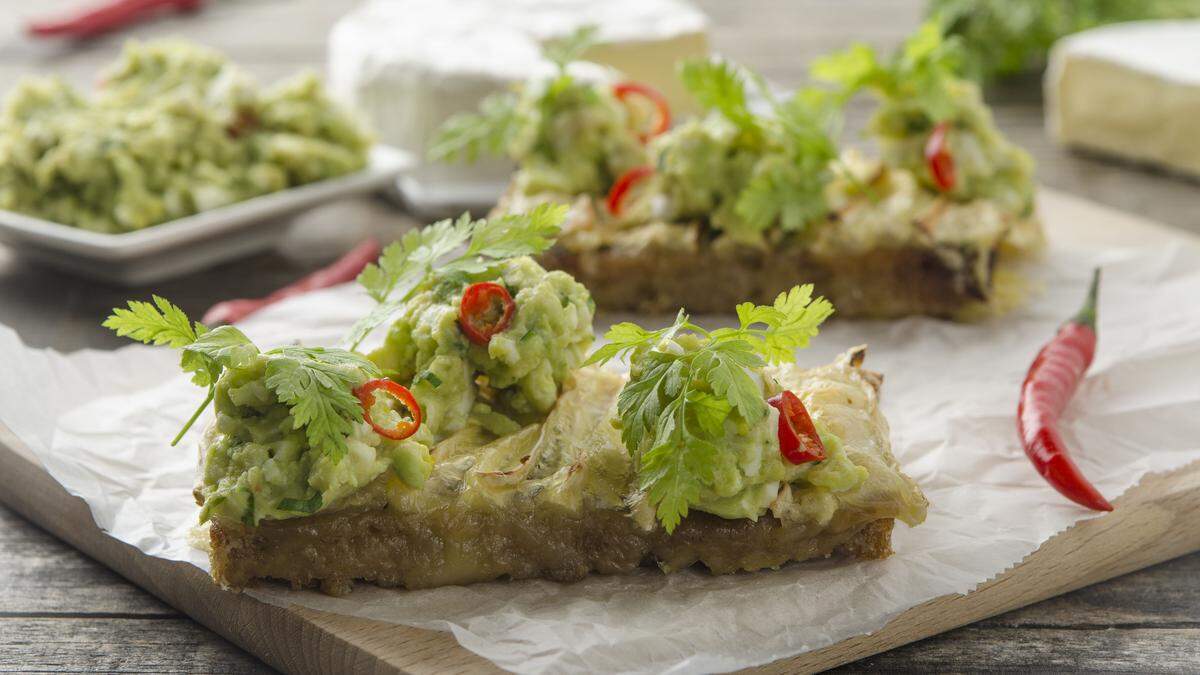 Geschmolzener Käse und Avocado auf Bauernbrot