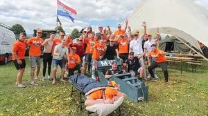 Ihr eigenes Rennauto hat diese Gruppe aus Holland mitgebracht