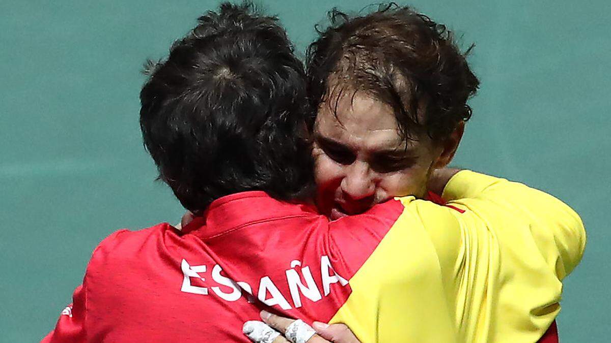 Spaniens Kapitän Sergi Bruguera und Superstar Rafael Nadal bejubeln den Davis-Cup-Titel