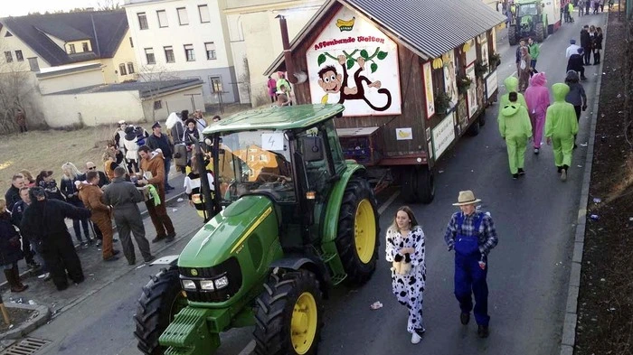 Am Faschingsamstag zogen zwölf Narrenwägen...