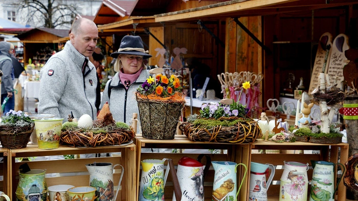 Farbenprächtig und vielfältig bieten 35 Aussteller eine Angebotspalette an steirischer Handwerkskunst wie Osterschmuck, Häkel- und Töpferwaren, Keramik- und Modeschmuck, Holzhasen, Malerei, Stofftaschen oder Liköre, Marmeladen und vieles mehr.