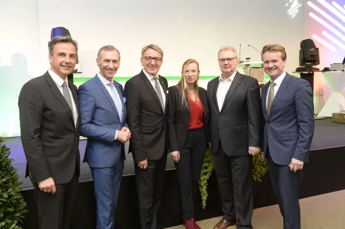 Bürgermeister Siegfried Nagl, Josef Pesserl (AK), Josef Herk (WK), Ministerin Juliane Bogner-Strauß, Horst Schachner (ÖGB) und Georg Knill (IV)