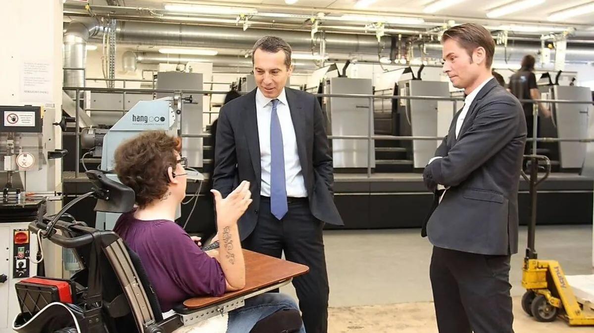 Kanzler Christian Kern (M.) besuchte die Druckerei von Matthäus Bachernegg (r.)