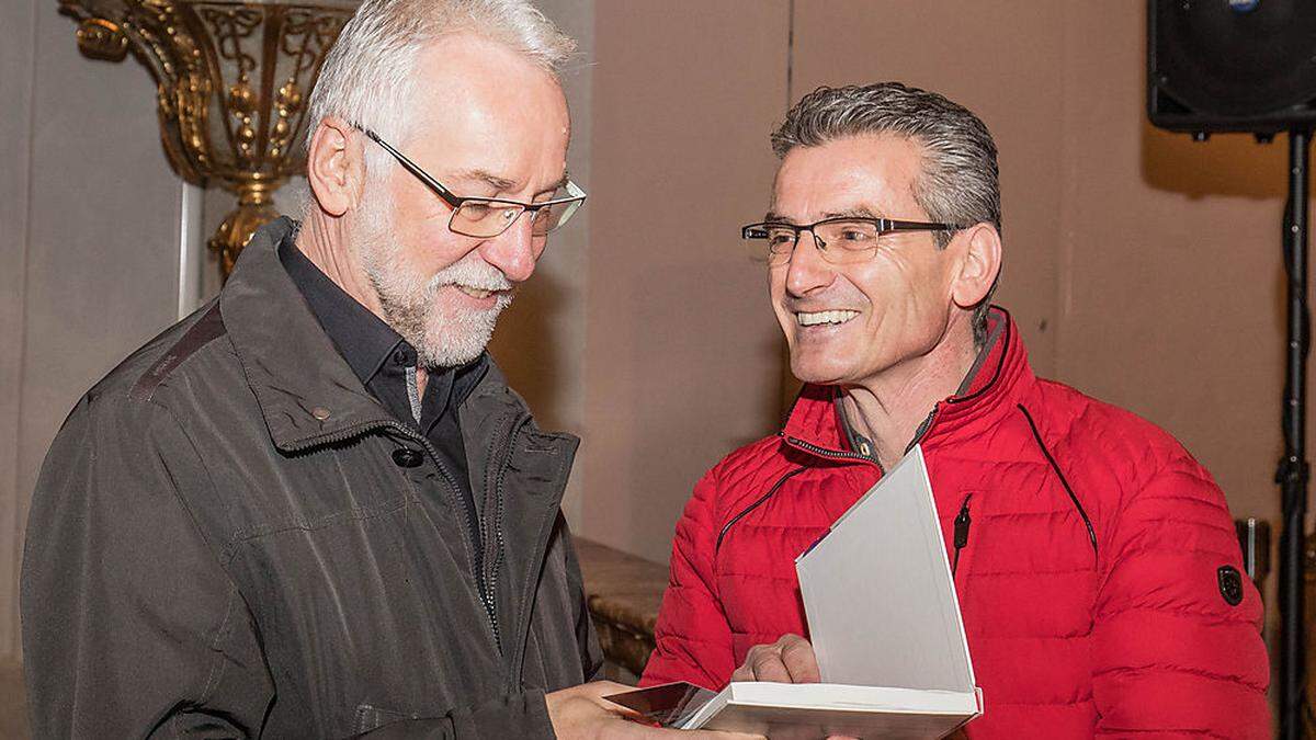 Grüß Gott, Herr Bischof heißt das Buch, das Gabriel Stabentheiner dem designierten Bischof überreicht hat.