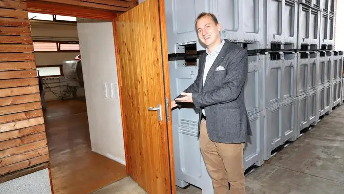Im Weingut Taggenbrunn führte der neue Kellermeister und Winzer Nicolas Sankt Johanser mit sehr viel Informationen durch den Weinkeller mit zahlreichen Besuchern bzw. Weinliebhaber.