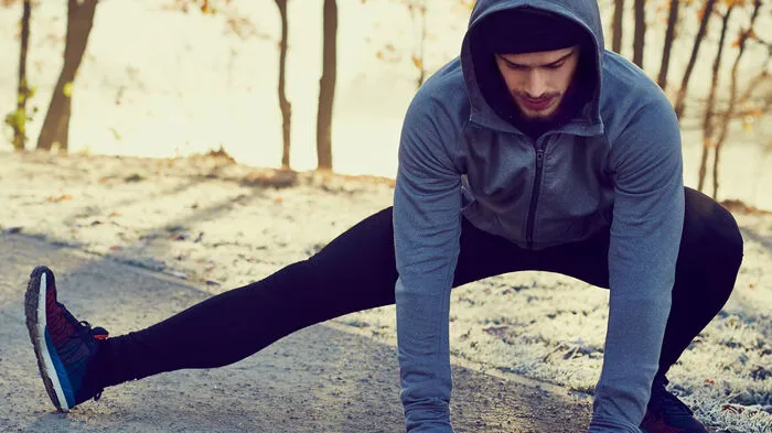 Aufwärmen ist Teil des Trainings. Ohne Aufwärmprogramm geht im Winter natürlich nichts. Und sinken die Temperaturen unter zehn Grad, sollte man die Aufwärmübungen auch in der warmen Wohnung machen. Richtig „warm“ wird einem zum Beispiel mit einem Satz „Hampelmänner“ (im Sportsprech: Jumping Jacks), Kniebeugen oder Laufen auf der Stelle, wobei man die Fersen an den Po oder die Knie auf Hüfthöhe bringt. Fünf bis zehn Minuten sollte die Aufwärmeinheit dauern – und Sie haben schon mit dem Sport begonnen!