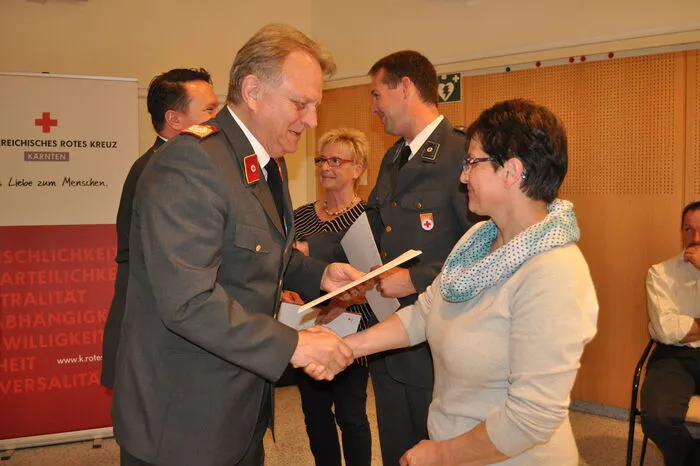 Rotkreuz-Präsident Peter Ambrozy nahm viele Ehrungen und Beförderungen bei der Bezirksversammlung vor.