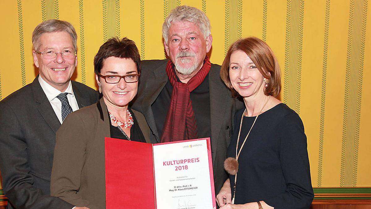 Kulturpreisträger Klaus Ottomeyer, eingerahmt von Landeshauptmann Peter Kaiser und seinen Stellvertreterinnen Beate Prettner und Gabi Schaunig