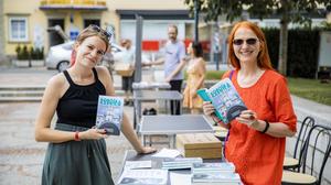 Elisabeth Klatzer (rechts) 2023 am Domplatz beim Verkauf des Buches „Kärnten/Koroska: Wege zu einer befreienden Erinneungskultur“