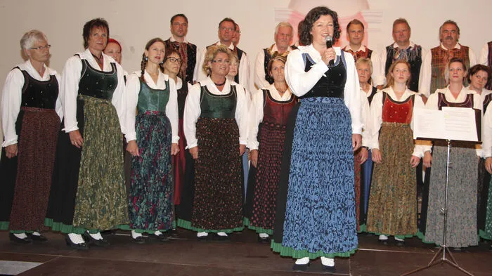 Die Singgemeinschaft Oisternig unter der Leitung von Christoph Mörtl stellte sich in Gmünd für ein Benefizkonzert auf die Bühne. Veranstaltet wurde der Abend vom Pankratium, dem Haus des Staunens.  Die Gailtaler Sänger zeigten sich in gewohnter Manier von ihrer traditionellen, aber ebenso beschwingt modernen Seite.