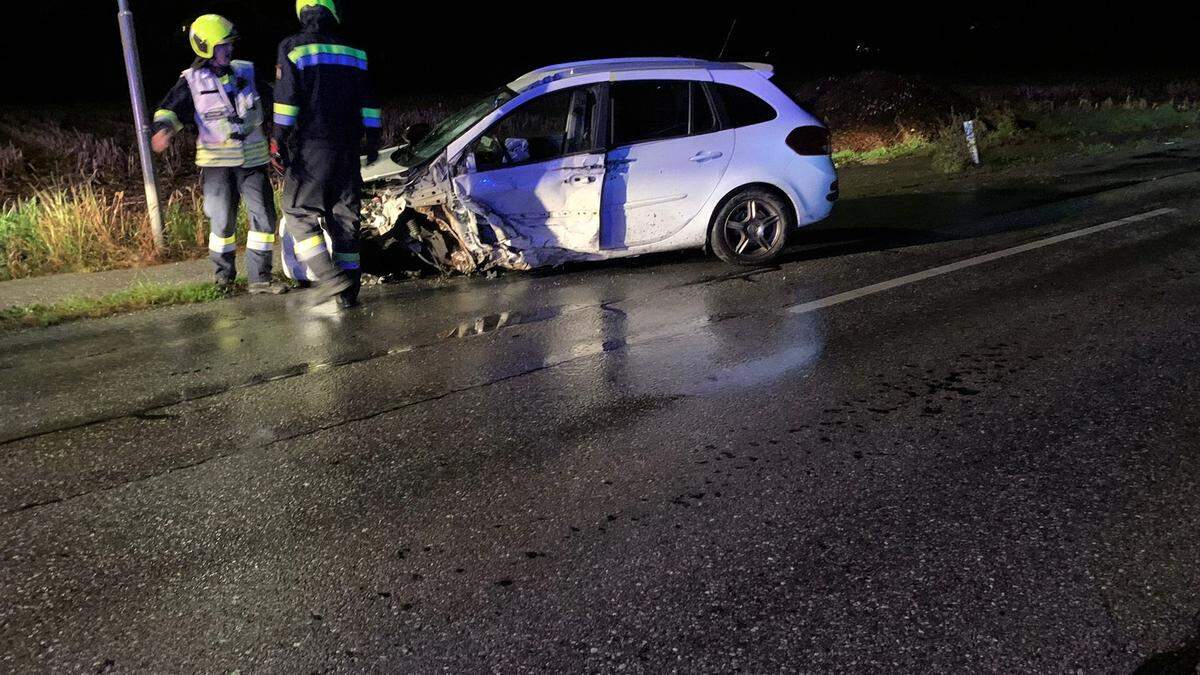 Zwei Fahrzeuge kollidierten Dienstagfrüh in Stallhofen