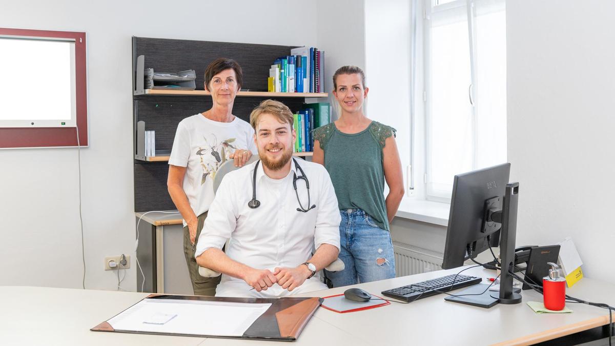 Helga Pec (Ordinationsassistentin), Matthäus Ploder (Facharzt für Innere Medizin und Pneumologie) und Christina Klöckl (Diplom Gesundheits- und Krankenschwester)