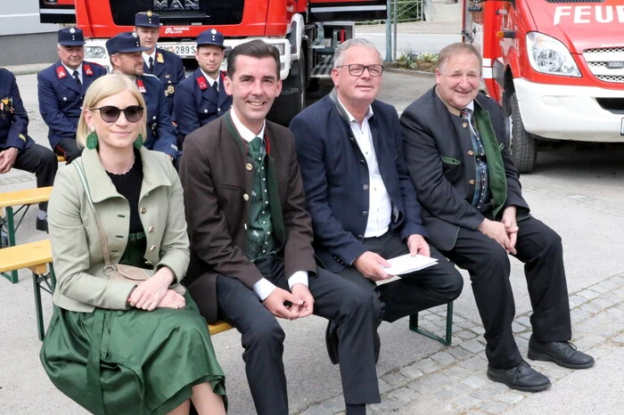 Auf das runde Jubiläum das Glas erhoben neben zahlreicher Politprominenz unter anderen Bürgermeister Andreas Grabuschnig (rechts), FF Eberstein-Kommandant Simon Höffernig mit Stellvertreter Christian Vergeiner, Landesfeuerwehrkommandant-Stellvertreter Dietmar Hirm sowie Bezirksfeuerwehrkommandant Friedl Monai.  