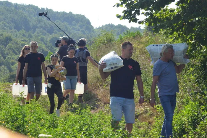 Vor der Fahrt nach Bosnien-Herzegowina werden alle Autos bis oben hin mit Tierfutter beladen. Die Straßenhunde werdeen von der Mülldeponie zuerst zu vom Verein betriebenen Pflegestellen vor Ort gebracht, bevor sie nach Österreich und Deutschland vermittelt werden.