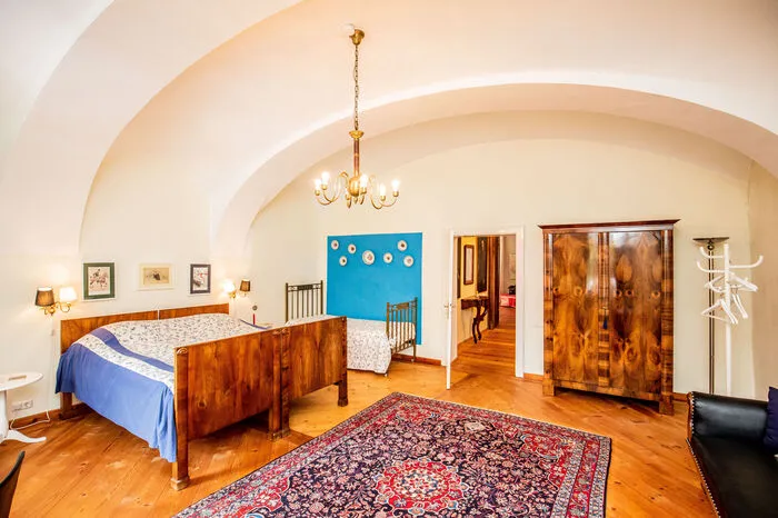 Alle Räume waren früher unterteilt. Arbeiter der Kärntnerischen Eisen- und Stahlwerke (Kestag), denen das Schloss früher gehörte, waren hier untergebracht.