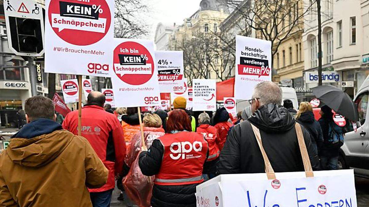 Demonstration der Gewerkschaft zum Gehaltsabschluss im Handel (im November 2022 in Wien)