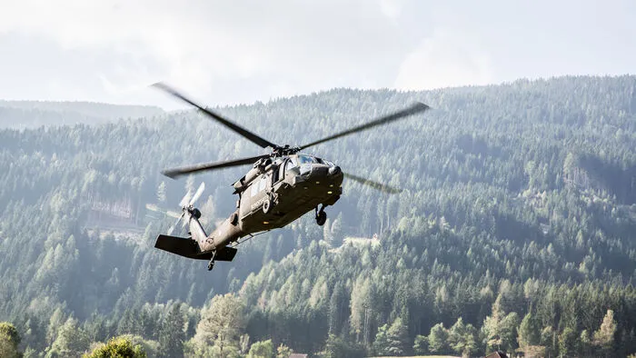 50 Mann des Bundesheeres sind auch am Mittwoch in Afritz im Einsatz. Ein paar von ihnen in der Luft. Mittels "Black Hawk" werden heute Baumstämme abtransportiert.