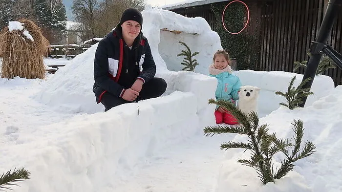 Simon Schautz und Mia-Sophie Hochreiter bei ihrem Iglu