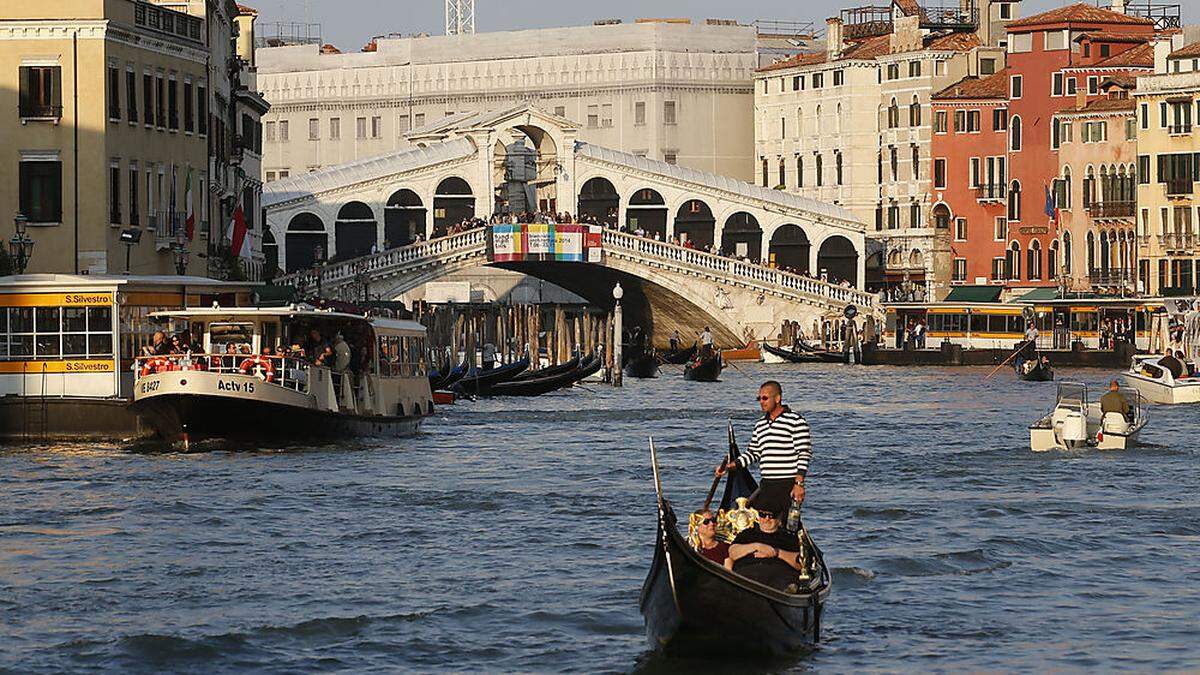 Die weltberühmte Rialto-Brücke in Venedig