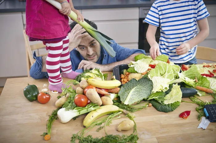 ... was auf den Teller kommt: Jede Mahlzeit sollte zur Hälfte aus Gemüse und Salat bestehen, damit kann man sich satt essen. Wichtig sind außerdem komplexe Kohlenhydrate (Vollkornnudeln oder -reis, Hirse, Kartoffeln) sowie ein Eiweißlieferant (Fisch, mageres Fleisch, Hülsenfrüchte).
