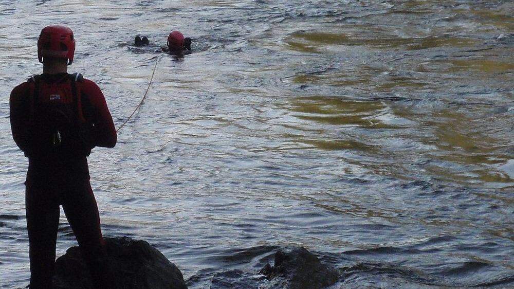 Mit einem Rettungsseil wurde der Hobbysportler aus der Enns gerettet, knapp vor dem Ufer verließen ihn jedoch die Kräfte