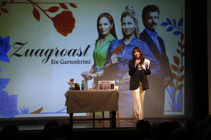 Ihr erster Gartenkrimi „Zuagroast“ wurde sogar mit Stars wie Manuel Rubey, Barbara Karlich, Hilde Dalik und der Fürstenfelderin Mona Kospach verfilmt und kann auf Joyn gestreamt werden.
