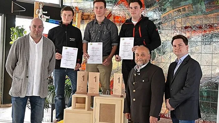 Von links:  Bezirkslehrlingswart Hans-Jörg Fürnschuß, Daniel Jölli (Tischlerei Messner), Daniel Bischof (Stugeba), Peter Tschernigg (Tischlerei Paier) Bezirksinnungsmeister Hermann Wech, AK-Bezirksstellenleiter Jürgen Jöbstl