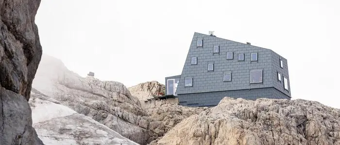Die Seethalerhütte liegt auf 2.740 Meter Seehöhe am Fuße des Hohen Dachsteins