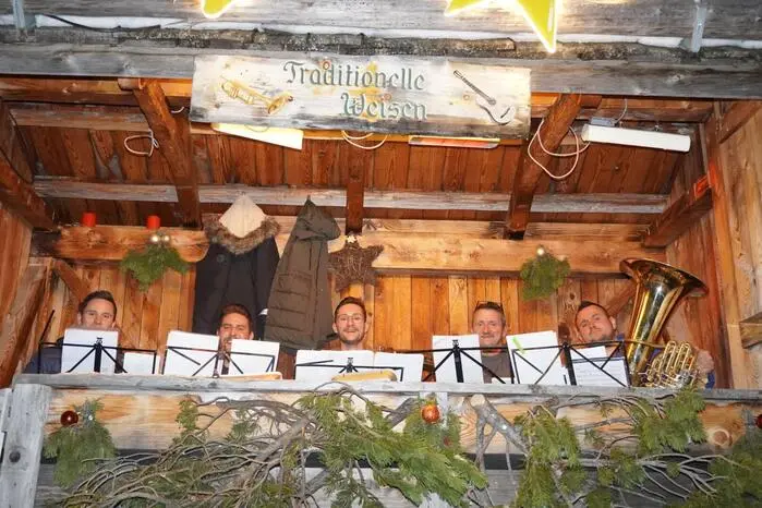 Der „Auftakt“ erfolgt über den 2,5 Kilometer langen Wichtelweg, der vom Alpengasthof Bacher zur Pritzhütte führt. Entlang des Weges warten verschiedene Programmpunkte auf die Besucher.