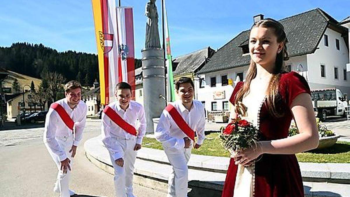 Drei sportliche Läufer kämpfen um den Kuss von Marie-Sophie Tatschl 