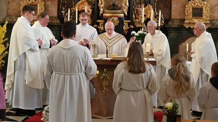 Am Ostersonntag bereitete die Marktgemeinde Kalwang Prälat Leopold Städtler, Apostolischer Protonotar und langjähriger Generalvikar der Diözese Graz-Seckau, ein großes Fest zu seinem 100. Geburtstag, den er am Mittwoch, dem 23. April, feiert.