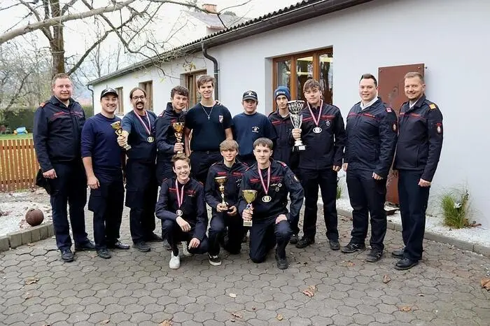 Bereichsjugendbeauftragter Wolfgang Hirt und Bereichsfeuerwehrkommandant-Stellvertreter Alexander Siegmund dankten den Jugendlichen für ihr Engagement und überreichten den stolzen Siegerinnen und Siegern die Pokale